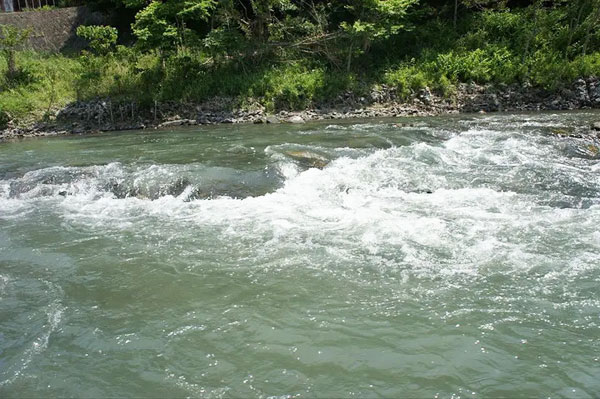 民宿農(nóng)莊用一體化凈水設(shè)備過濾水質(zhì)可以變清澈嗎?